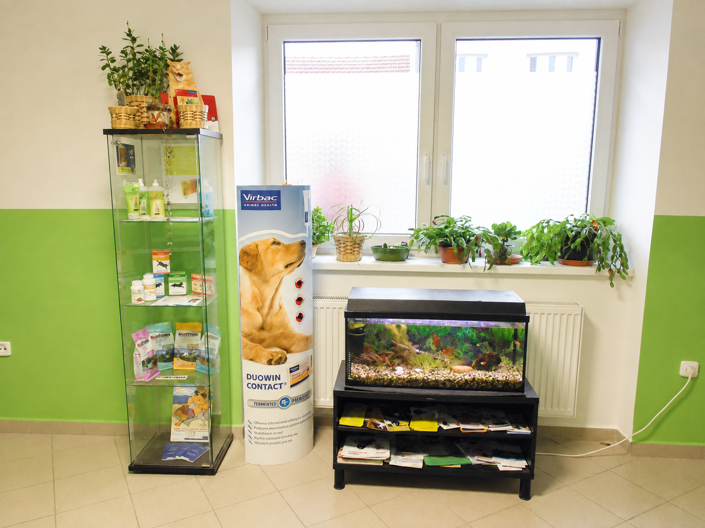Čekárna ordinace s prodejem veterinárních potřeb a krmiv